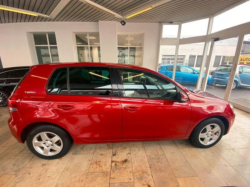 Gebraucht VW Golf VI Team 105 PS (77 kW) 2010 Rot Kleinwagen