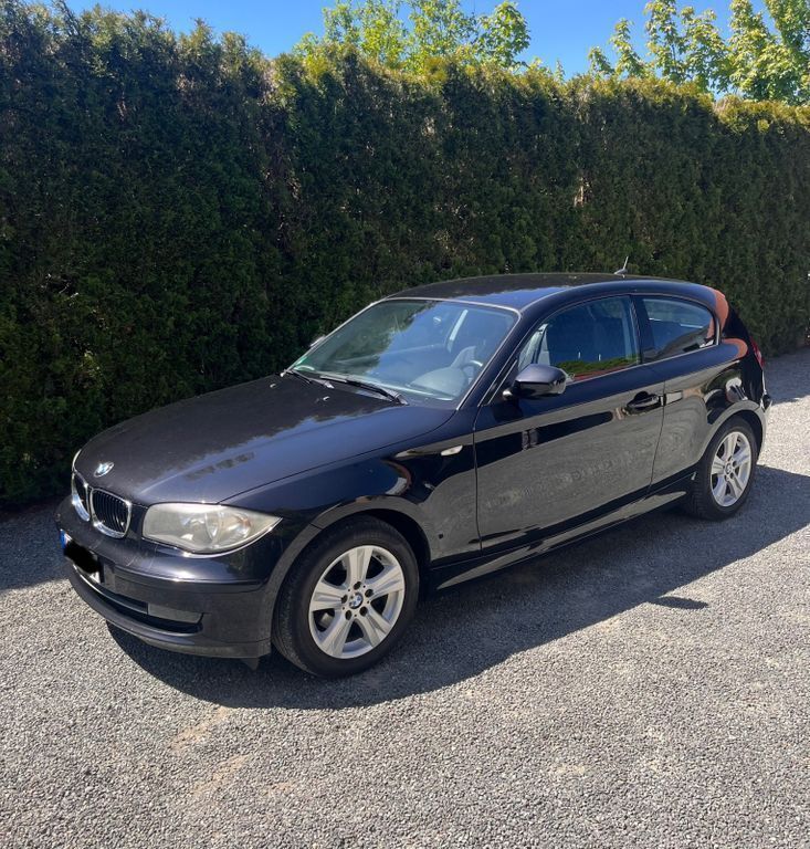 Schwarz Gebraucht 2011 BMW 118 Sport Line Kleinwagen | 4.300 € (Superpreis) - Bild 1/4