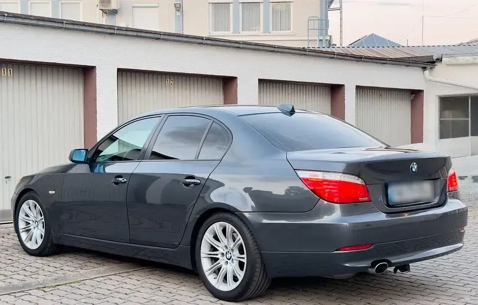 Gebraucht BMW 520 177 PS (130 kW) 2009 Grau Limousine