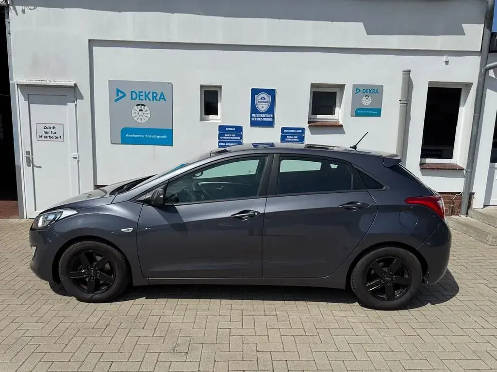 Gebraucht Hyundai i30 Classic 110 PS (80 kW) 2017 Grau Limousine
