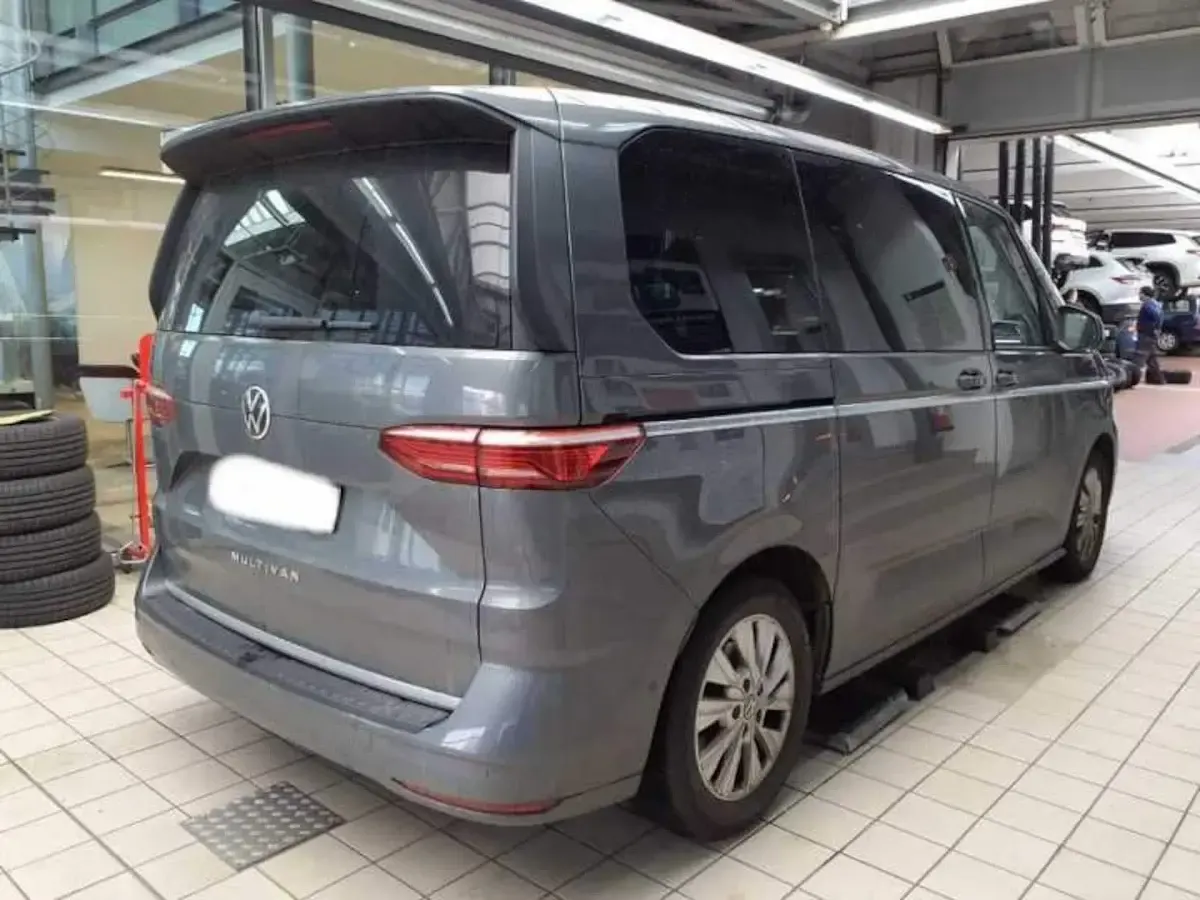 Gebraucht VW Multivan Style 150 PS (110 kW) 2022 Grau Van / Kleinbus