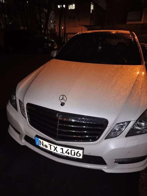 Gebraucht Mercedes E220 170 PS (125 kW) 2012 Schwarz Limousine