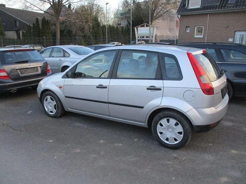 Gebraucht Ford Fiesta Basis 69 PS (50 kW) 2003 Silber Kleinwagen