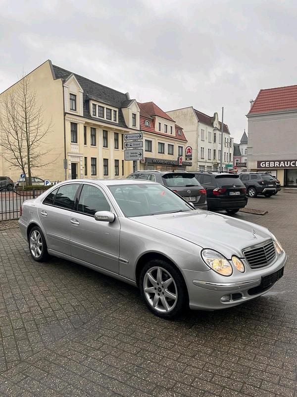 Silber Gebraucht 2005 Mercedes E220 Limousine | 3.150 € (Guter Preis) - Bild 1/4