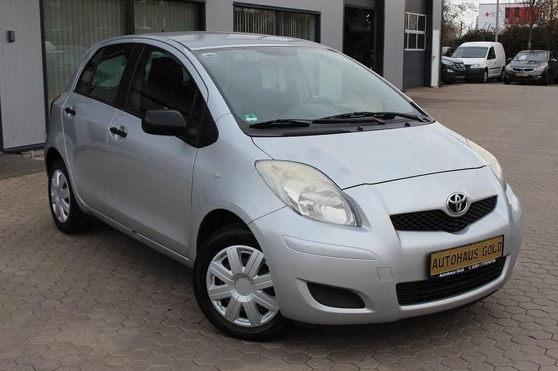Gebraucht Toyota Yaris Cool 69 PS (50 kW) 2010 Silber Kleinwagen