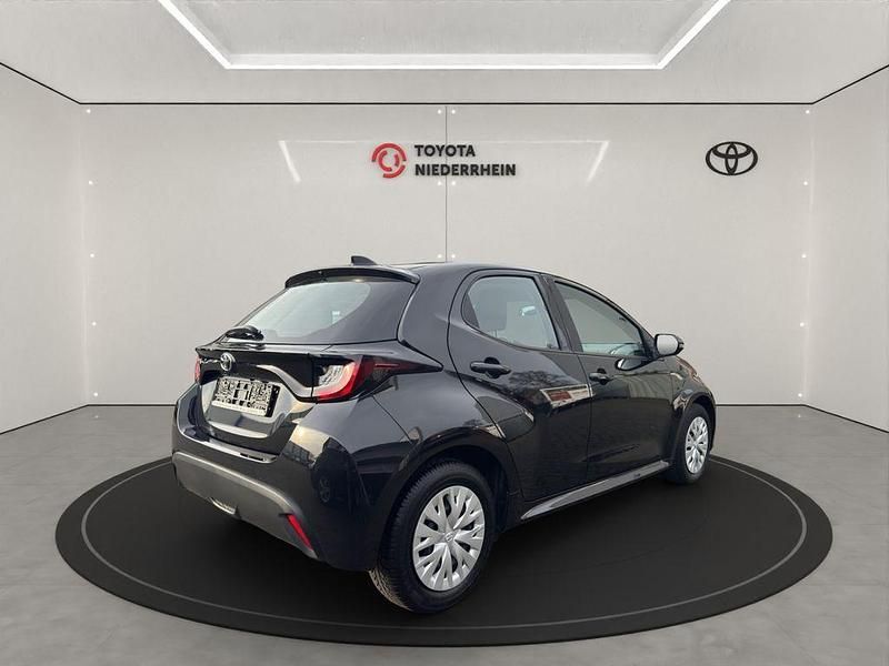 Gebraucht Toyota Yaris Basis 72 PS (52 kW) 2021 Mysticschwarz mica Limousine