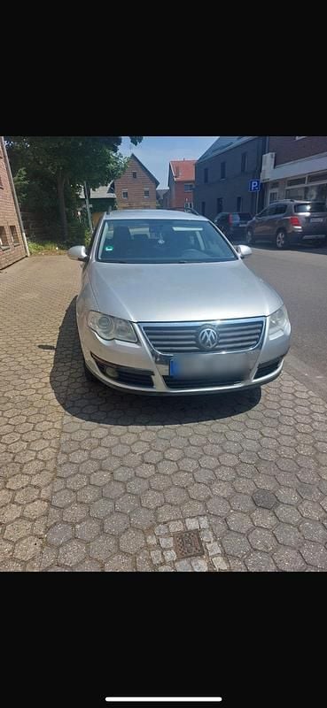 Silber Gebraucht 2010 VW Passat Kombi | 2.550 € - Bild 1/4