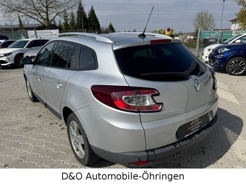 Gebraucht Renault Mégane III Dynamique 106 PS (77 kW) 2011 Silber Limousine
