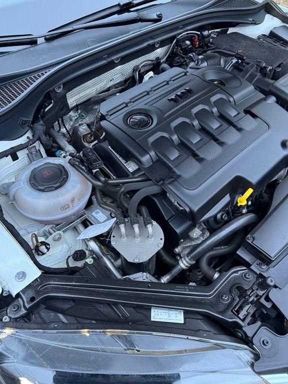 Weiß Gebraucht 2017 Skoda Superb SportLine Kombi | 14.500 € (Guter Preis) - Bild 1/4