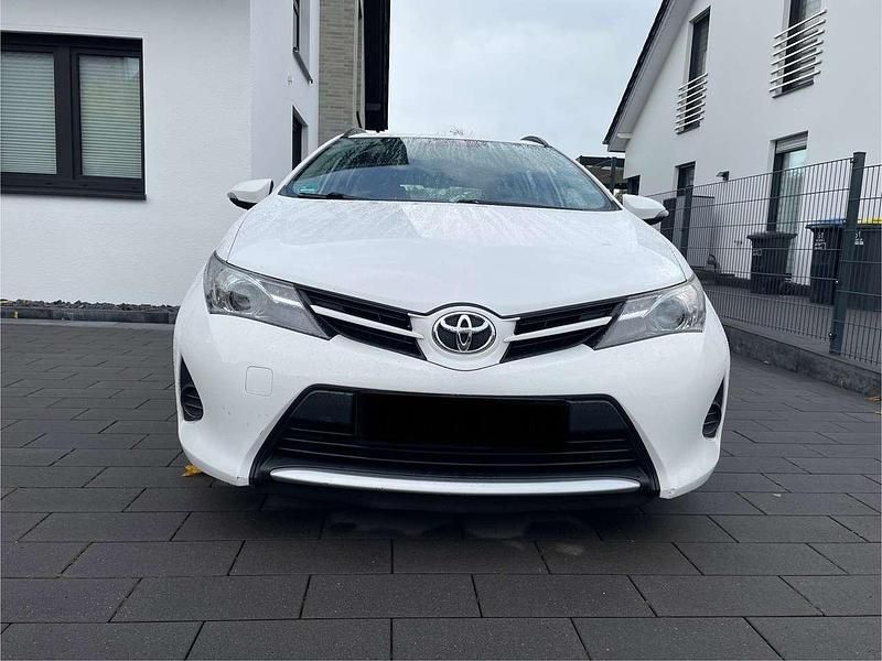 Weiß Gebraucht 2014 Toyota Auris Kombi | 5.000 € (Guter Preis) - Bild 1/4