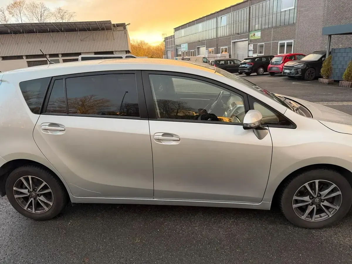 Gebraucht Toyota Verso 116 PS (85 kW) 2013 Silber Van / Kleinbus