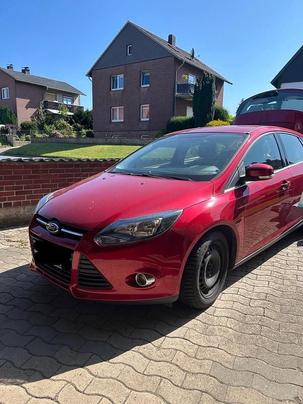Rot Gebraucht 2012 Ford Focus Champions Edition Limousine | 3.800 € (Superpreis) - Bild 1/4