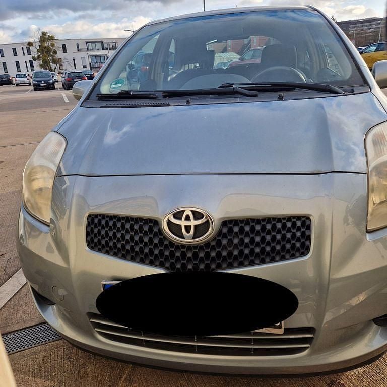 Grau Gebraucht 2006 Toyota Yaris Sol Kleinwagen | 3.200 € (Fairer Preis) - Bild 1/4