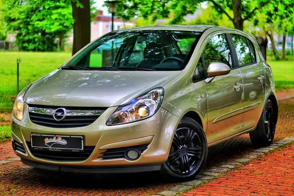 Usata Opel Corsa 80 CV (58 kW) 2007 Oro Utilitaria