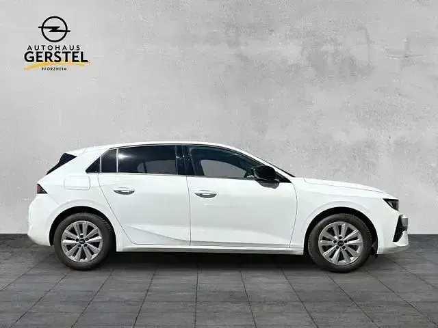 Używany Opel Astra 131 KM (96 kW) 2024 Biały Sedan/Limuzyna