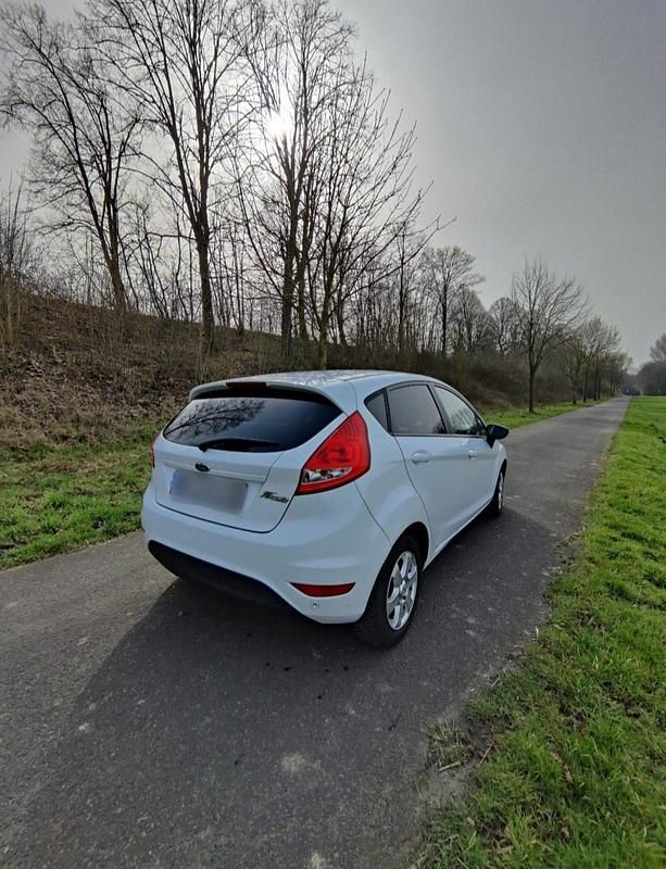 Gebraucht Ford Fiesta 95 PS (69 kW) 2011 Weiß Kleinwagen