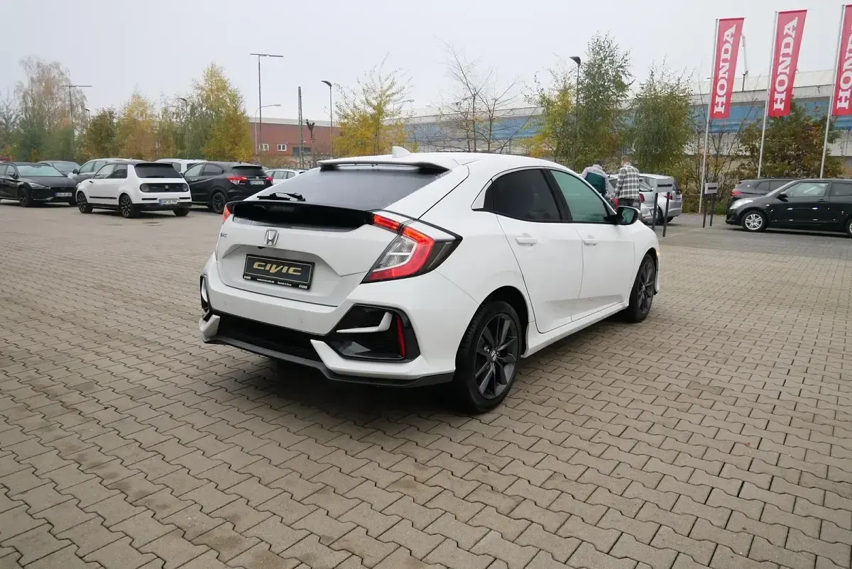 Gebraucht Honda Civic Elegance 129 PS (94 kW) 2022 Platinium white pearl Limousine