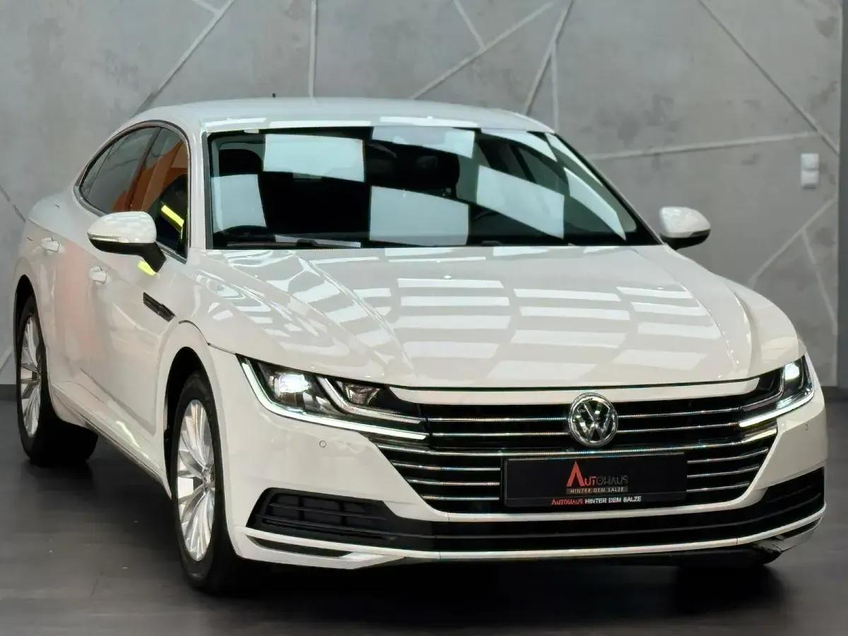 Gebraucht VW Arteon Basis 190 PS (139 kW) 2018 Weiß Kleinwagen