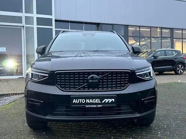Neu Volvo XC40 Plus 163 PS (119 kW) 2025 Schwarz SUV