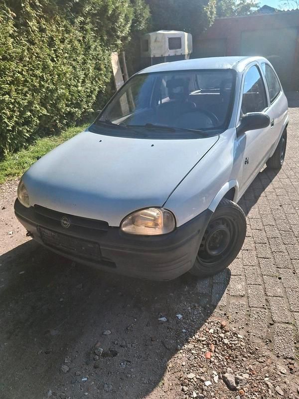 Weiß Gebraucht 1995 Opel Corsa Kleinwagen | 545 € - Bild 1/4