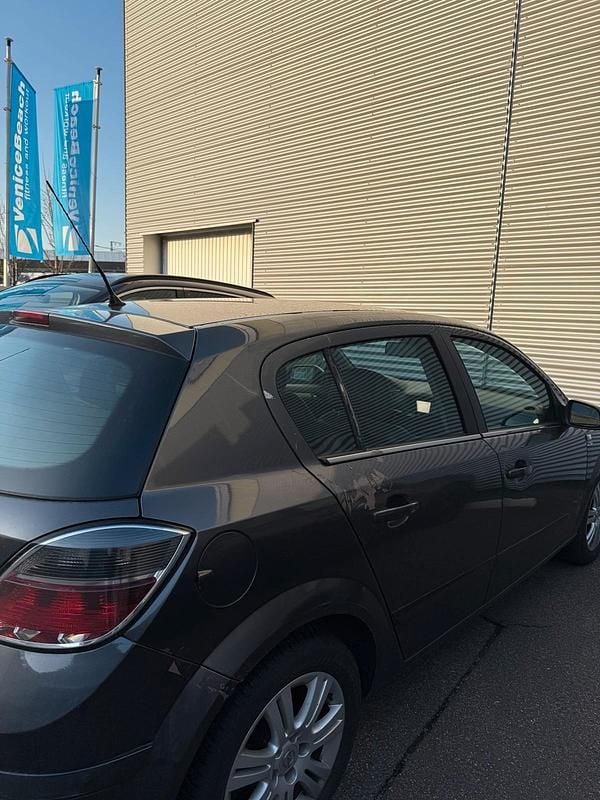 Gebraucht Opel Astra 116 PS (85 kW) 2009 Grau Kleinwagen
