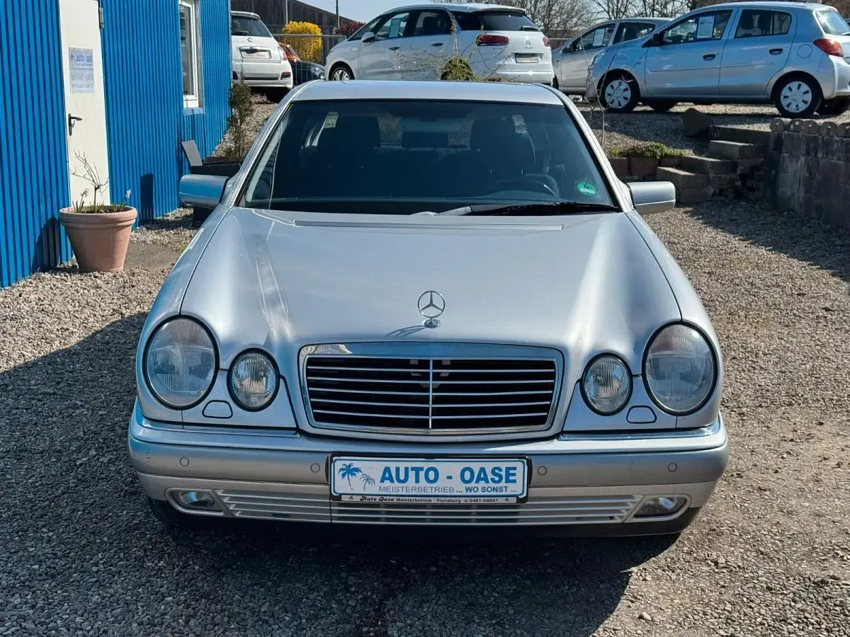 Gebraucht Mercedes E280 204 PS (150 kW) 1998 Silber Limousine