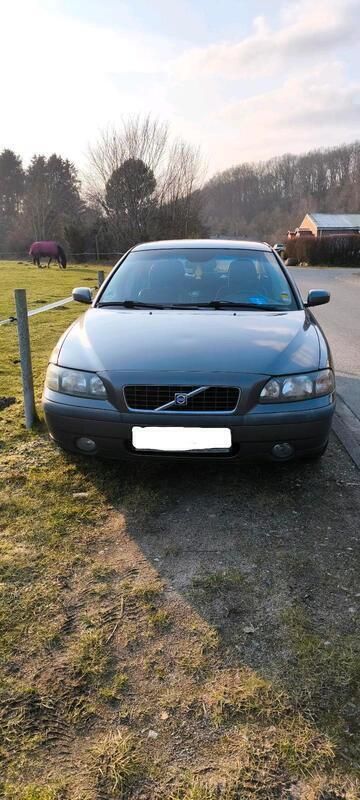 Grau Gebraucht 2002 Volvo S60 Limousine | 750 € (Guter Preis) - Bild 1/4