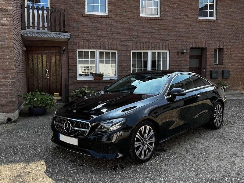 Schwarz Gebraucht 2018 Mercedes E200 Coupé | 31.990 € (Fairer Preis) - Bild 1/4