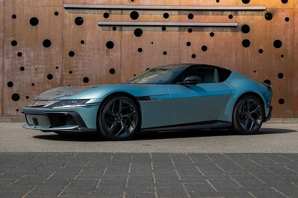 Neu Ferrari 12 Cilindri 829 PS (609 kW) 2025 Blau Coupé