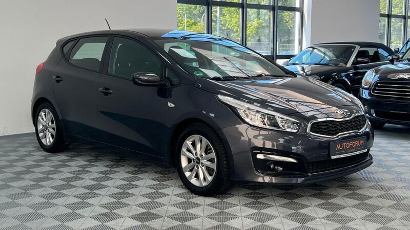 Grau Gebraucht 2017 Kia Ceed Edition 7 Limousine | 9.499 € - Bild 1/4