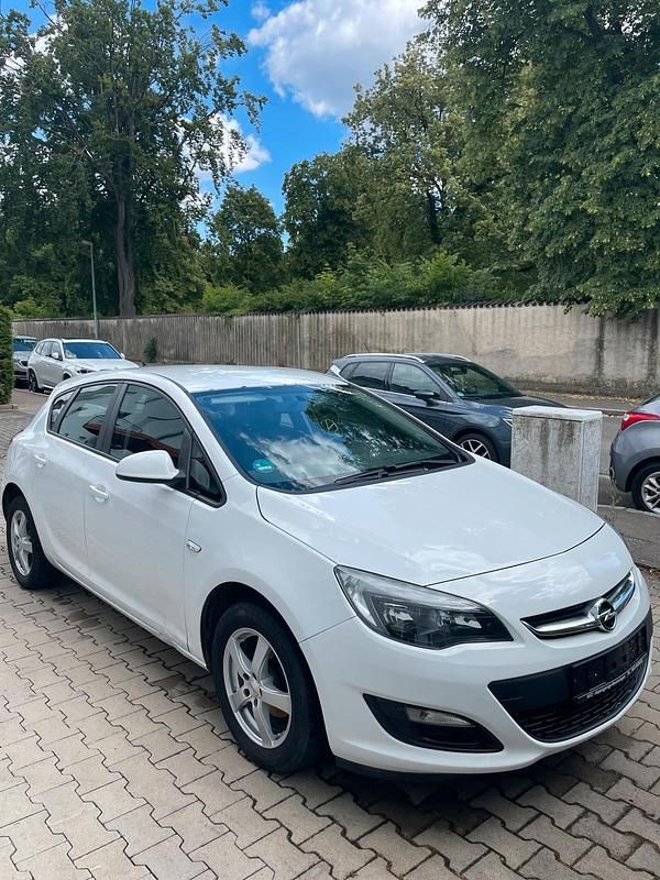 Weiß Gebraucht 2012 Opel Astra Selection Limousine | 2.599 € (Fairer Preis) - Bild 1/4