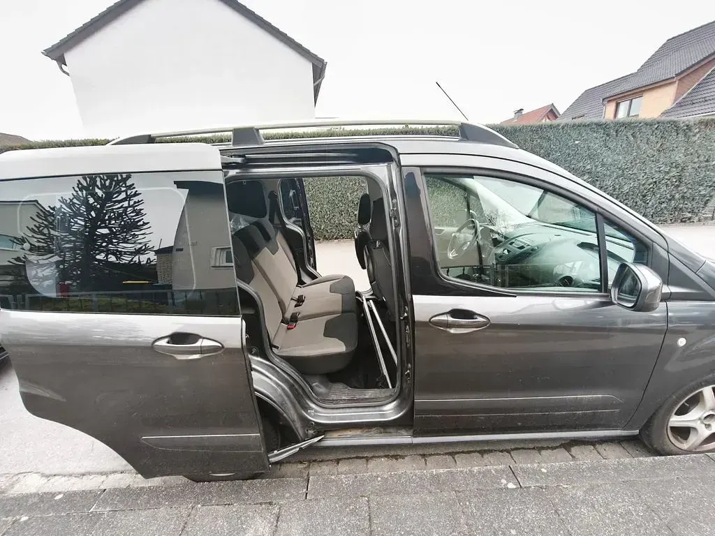 Gebraucht Ford Tourneo Courier Titanium 101 PS (74 kW) 2017 Schwarz Van / Kleinbus