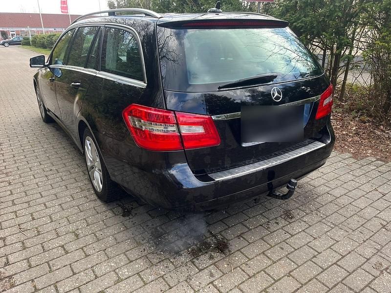 Gebraucht Mercedes E220 170 PS (125 kW) 2012 Schwarz Kombi