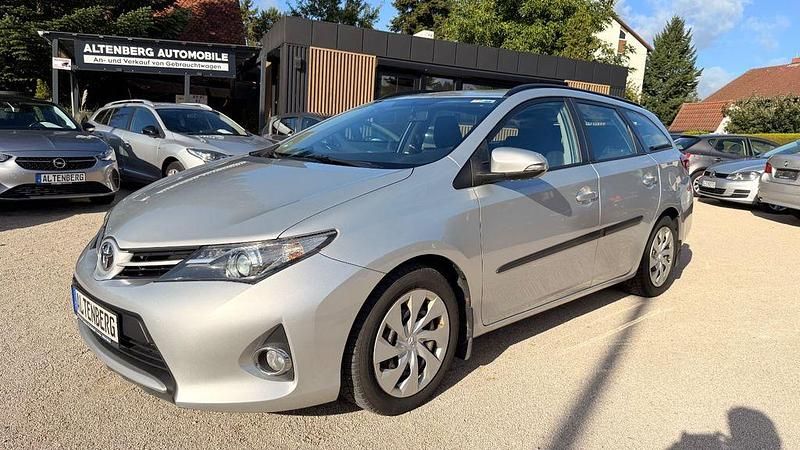 Silber Gebraucht 2014 Toyota Auris Touring Sports Cool Kombi | 5.499 € (Fairer Preis) - Bild 1/4