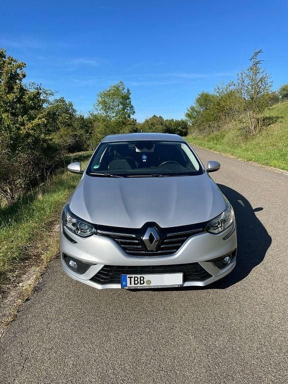 Silber Gebraucht 2016 Renault Mégane III Bose Edition Limousine | 8.599 € (Fairer Preis) - Bild 1/4