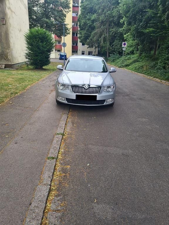 Silber Gebraucht 2013 Skoda Superb Limousine | 7.950 € (Fairer Preis) - Bild 1/4