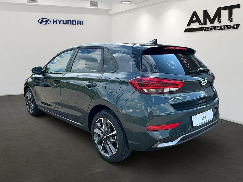 Neu Hyundai i30 Advantage 140 PS (102 kW) 2025 Cypress green / mic Limousine