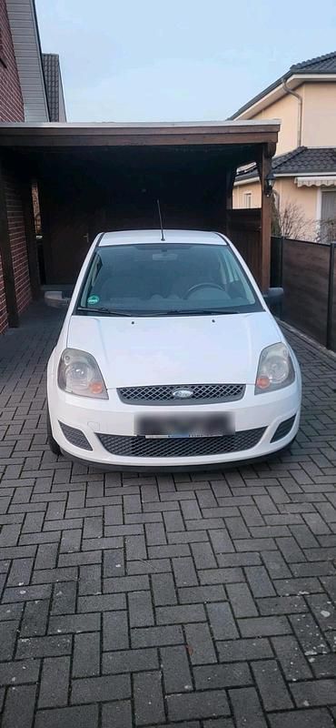 Weiß Gebraucht 2007 Ford Fiesta Kleinwagen | 799 € (Guter Preis) - Bild 1/4