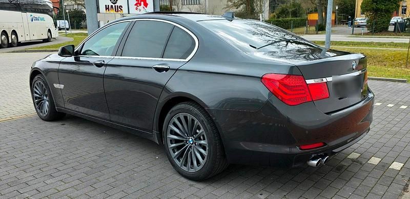 Gebraucht BMW 730 245 PS (180 kW) 2009 Grau Limousine