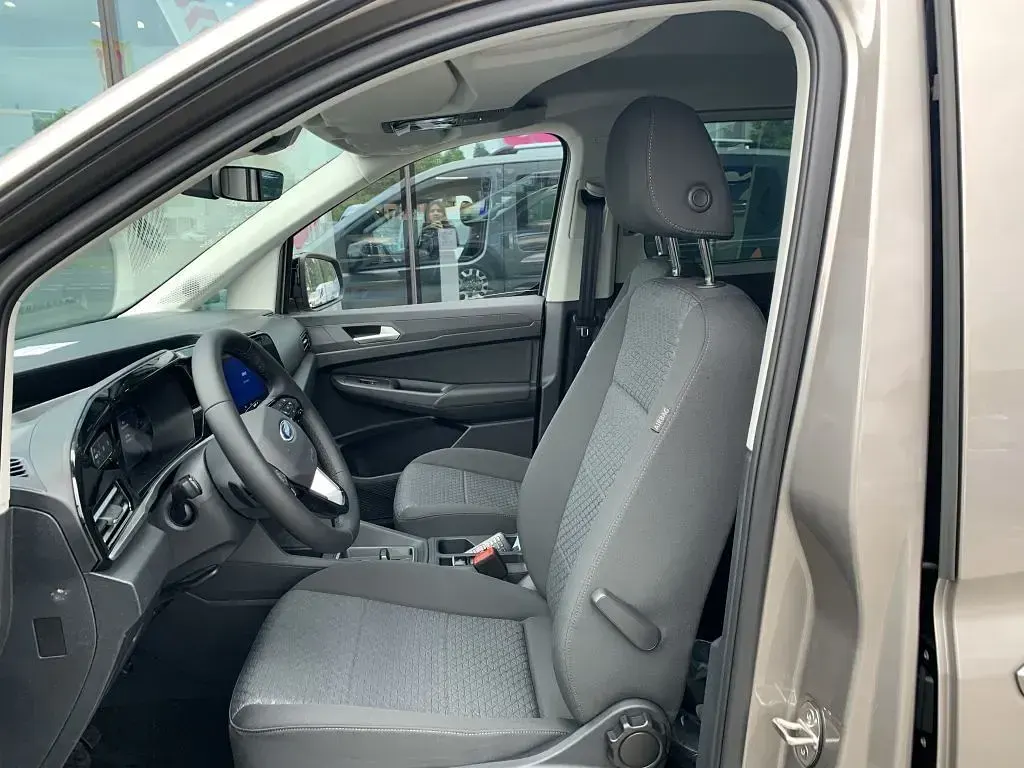 Neu Ford Grand Tourneo Connect Titanium 150 PS (110 kW) 2026 Duskysilvermetallic Van / Kleinbus