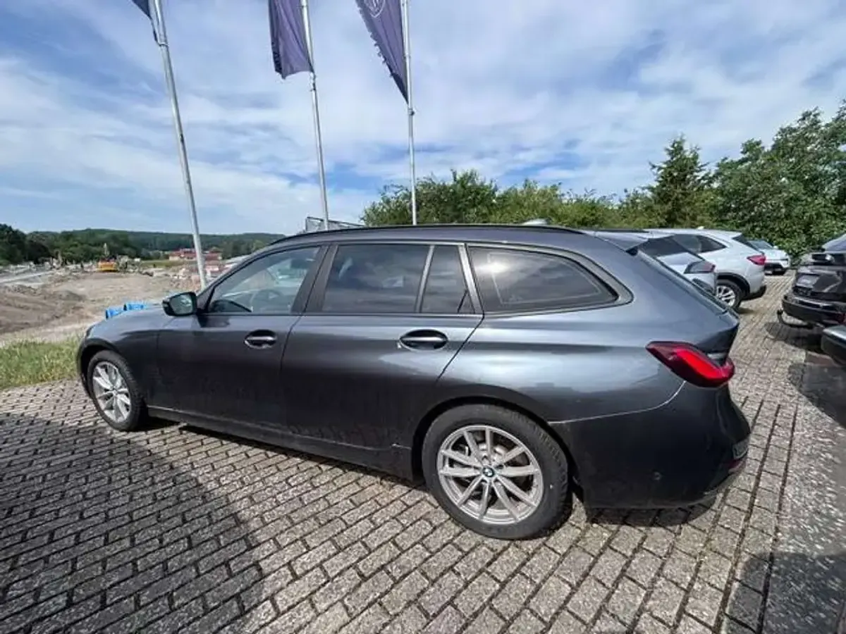 Gebraucht BMW 330 Advantage 286 PS (210 kW) 2022 Mineralgrau metallic Kombi