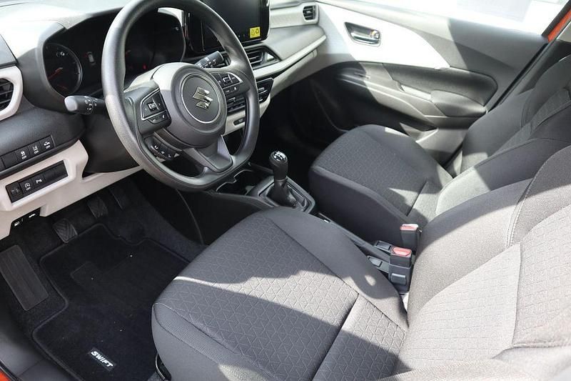 Neu Suzuki Swift 83 PS (61 kW) 2025 Rot Kleinwagen