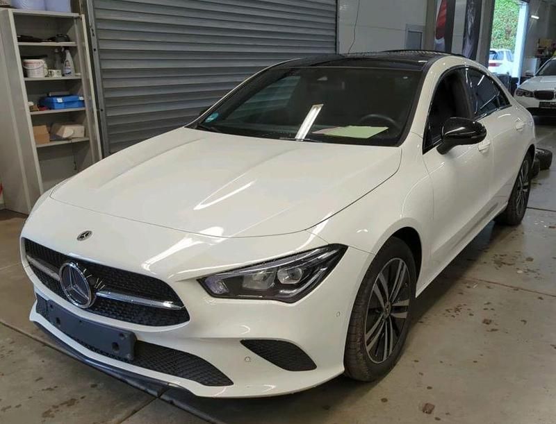Weiß Gebraucht 2021 Mercedes 200 Limousine | 25.585 € (Fairer Preis) - Bild 1/4