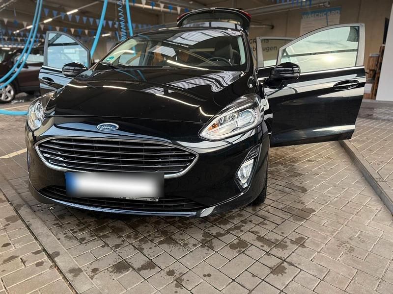 Schwarz Gebraucht 2017 Ford Fiesta Titanium Kleinwagen | 10.500 € (Etwas zu teuer) - Bild 1/4