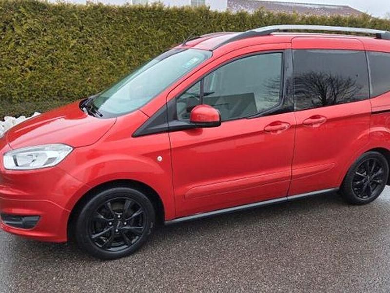 Gebraucht Ford Tourneo Courier Titanium 140 PS (102 kW) 2016 Rot Van / Kleinbus