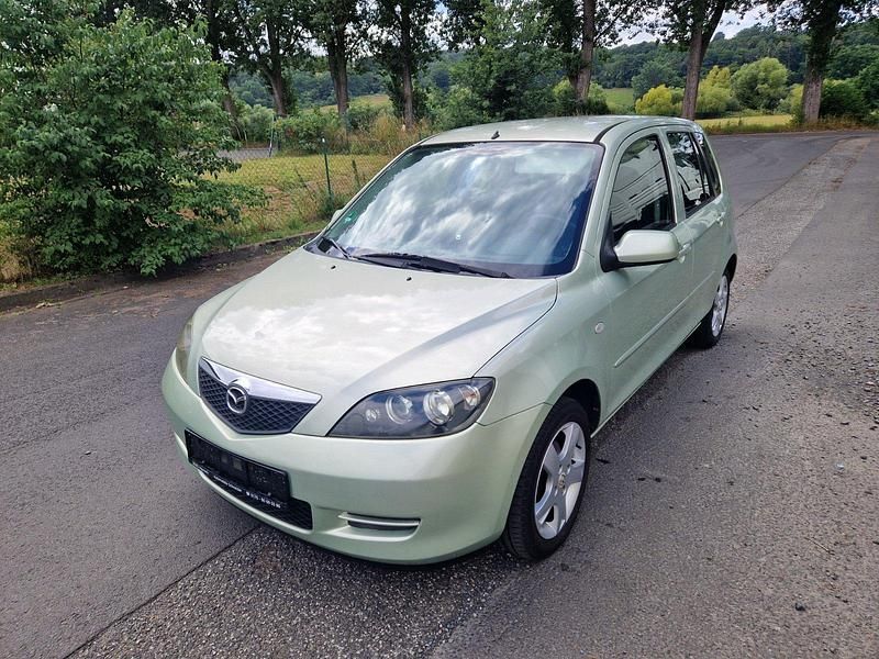 Grün Gebraucht 2007 Mazda 2 Active Kleinwagen | 2.990 € (Fairer Preis) - Bild 1/4