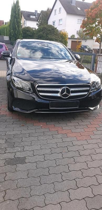 Schwarz Gebraucht 2016 Mercedes E220 Avantgarde Limousine | 25.950 € (Fairer Preis) - Bild 1/4