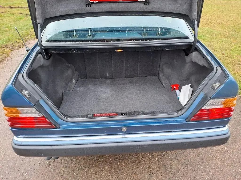Gebraucht Mercedes 300 113 PS (83 kW) 1991 Blau Limousine