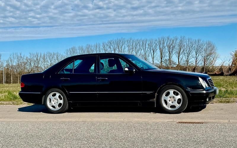 Second-hand Mercedes E200 Avantgarde 163 CP (119 kW) 2002 Negru Berlinǎ