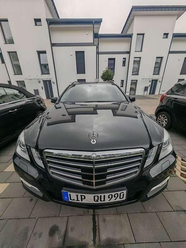 Schwarz Gebraucht 2011 Mercedes E250 Kombi | 9.999 € (Etwas zu teuer) - Bild 1/4